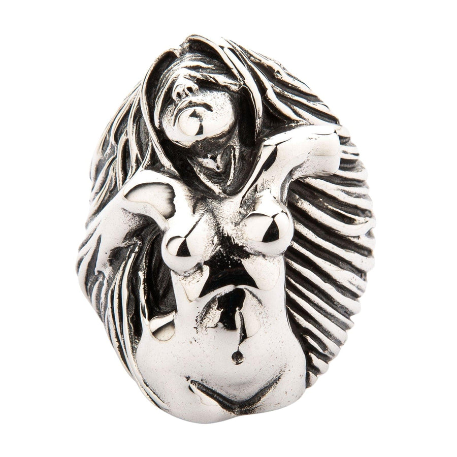 Un anillo artístico de dama desnuda en plata de ley sólida, con una escultura en alto relieve y cabellera fluida y detallada.