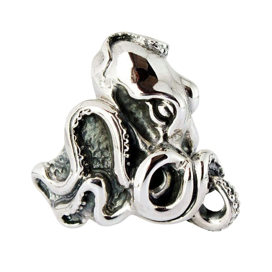 Un gran anillo de pulpo hecho de plata esterlina 925 altamente pulida.