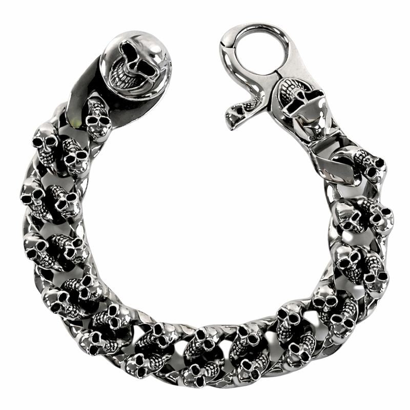 Detailaufnahme des Verschlussmechanismus eines silbernen Biker-Armbands