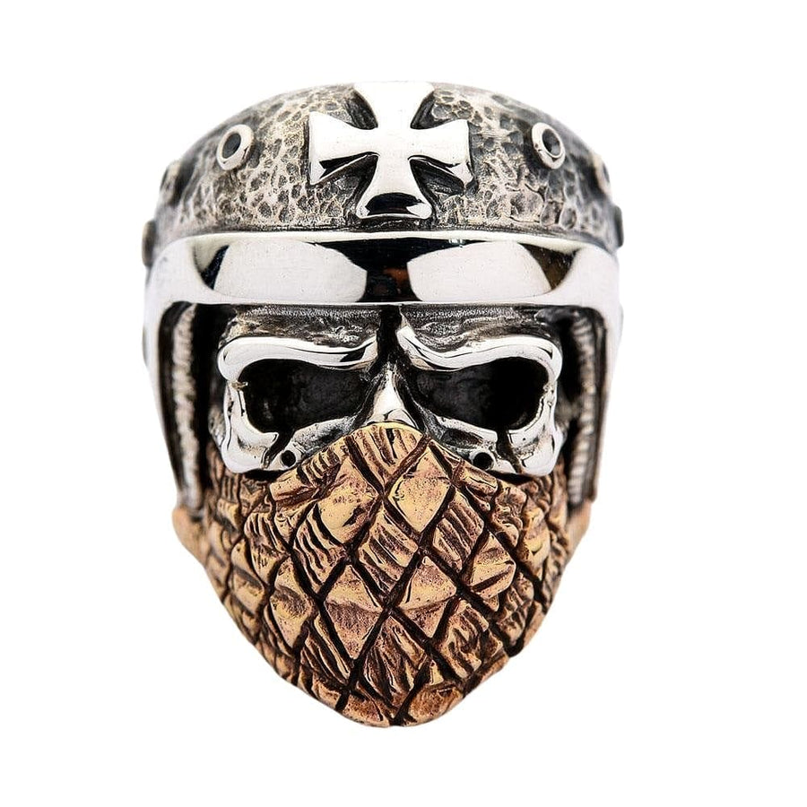 Um grande anel de caveira de motociclista em prata esterlina, apresentando um capacete detalhado e uma bandana de cobre realista e texturizada.