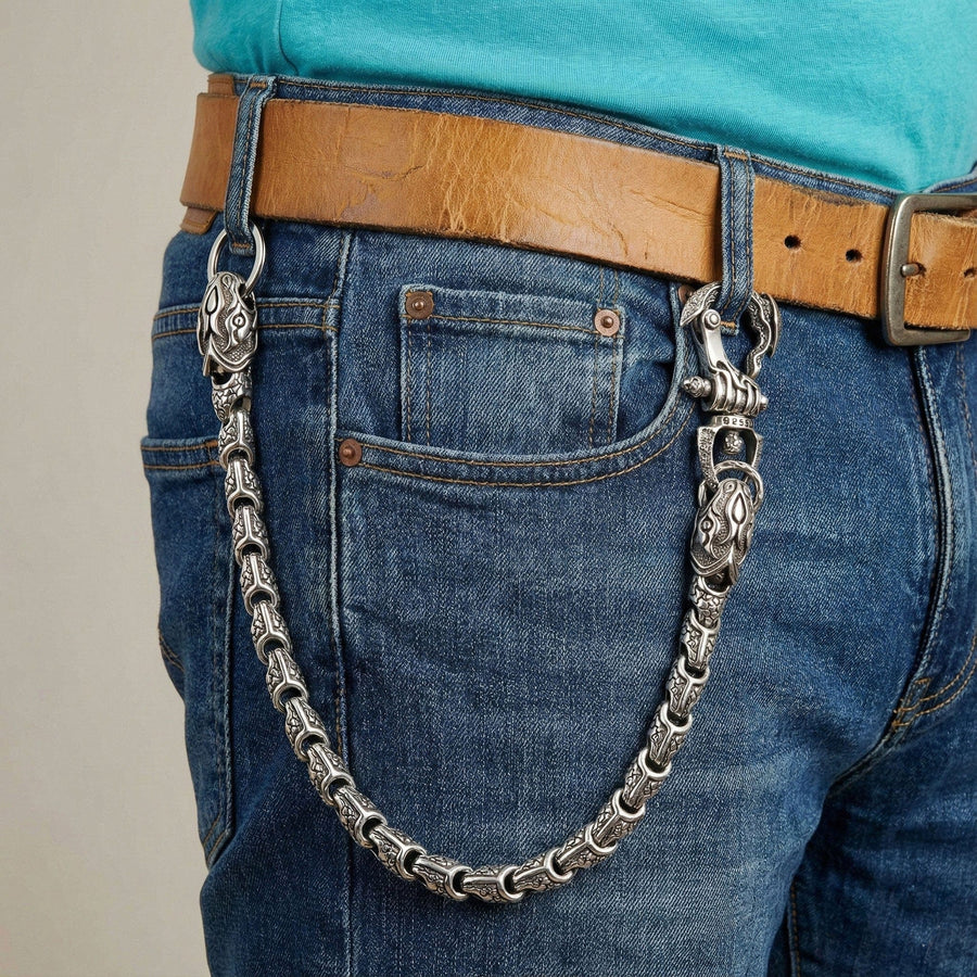 لقطة من أسلوب الحياة لسائق دراجة نارية يرتدي سلسلة الأناكوندا الفضية الثقيلة مثبتة بالجينز والحزام.