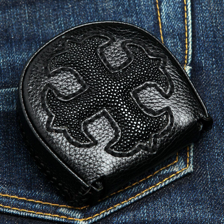 Portofel de monede din piele de raie neagră cu inserție de cruce gotică pe fundal de denim