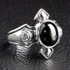 Schuin zicht op Zilveren Ring met Zwarte Onyx voor Mannen met Gotische details en CZ-accenten