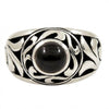 Vue de face d'une bague en argent sterling avec onyx noir cabochon rond serti parmi des volutes tribales en relief polies