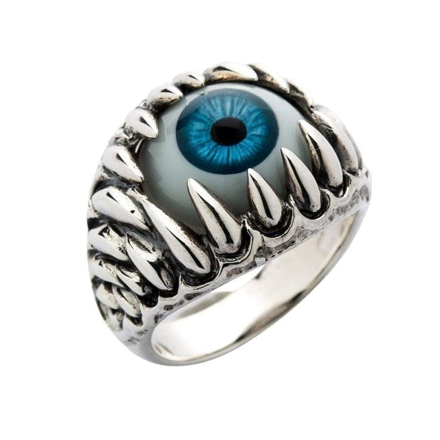 Vue de face de la bague en argent sterling en forme de globe oculaire de monstre bleu, montrant l'œil réaliste entouré de dents acérées.