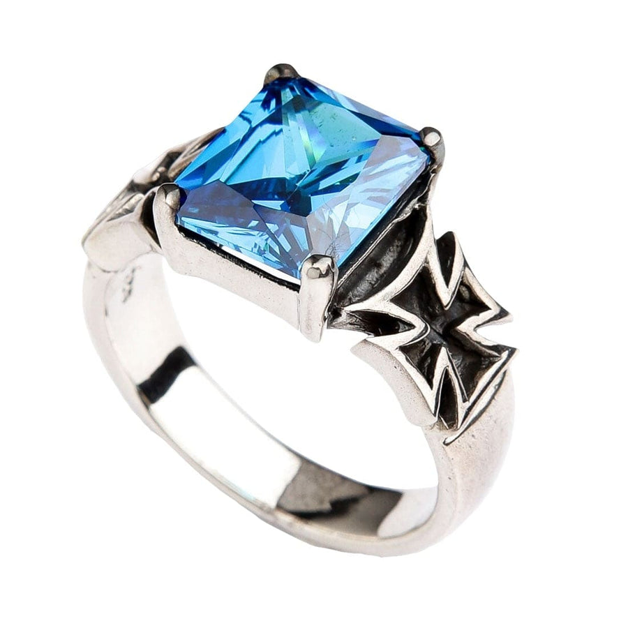 L'anello in argento sterling 925 solido a forma di Croce di Ferro con una pietra in zirconia cubica blu a taglio princess.
