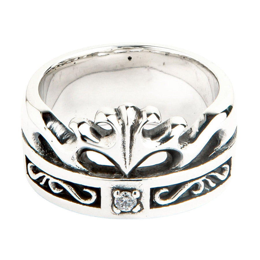 Vista frontal de un anillo ancho de plata con corona celta, calados de nudos y una circonita cúbica central.