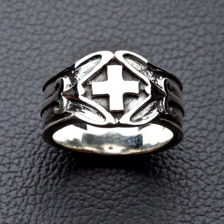 Primo piano dettagliato di un anello a croce celtica su una texture in pelle scura