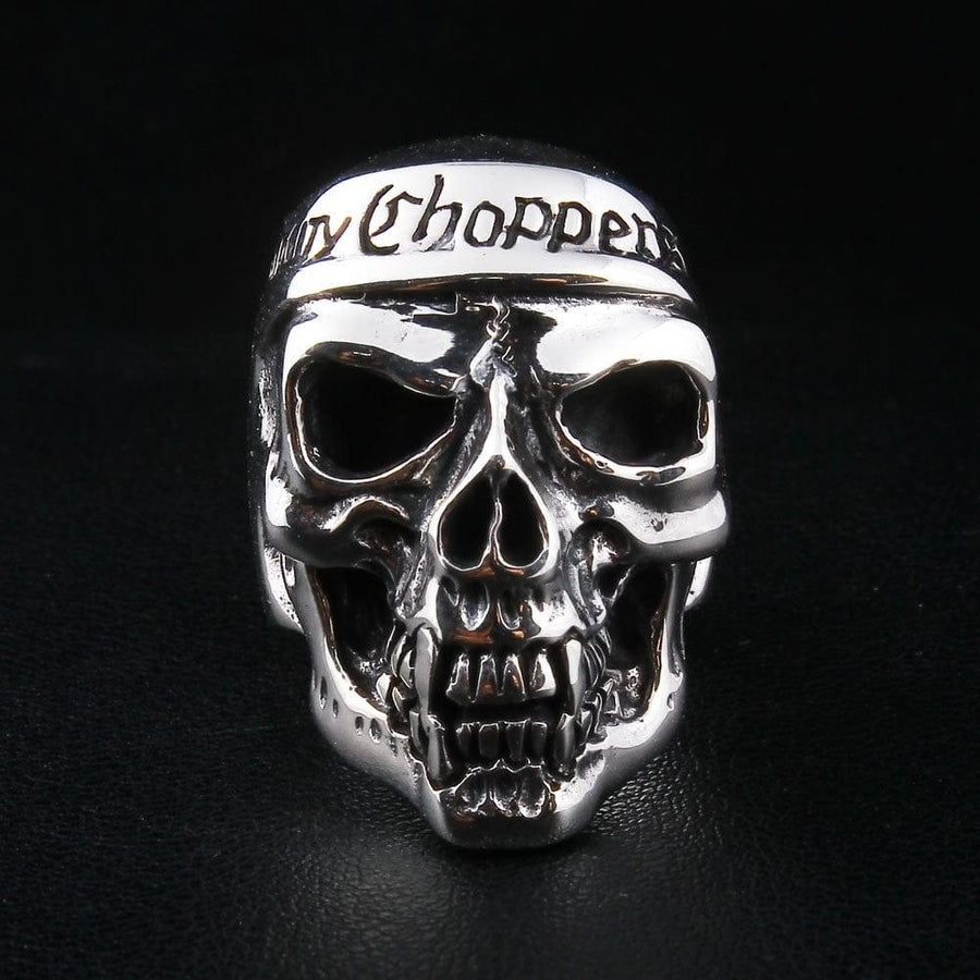 Vista frontal del anillo biker chopper con calavera en plata esterlina con detalles faciales en alto relieve y letras llamativas en la frente