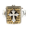 Ein massiver Ring aus Sterlingsilber und goldfarbenem Metall in Form eines christlichen Bibelkreuzes mit der Gravur „GOD SON” (Gottes Sohn).