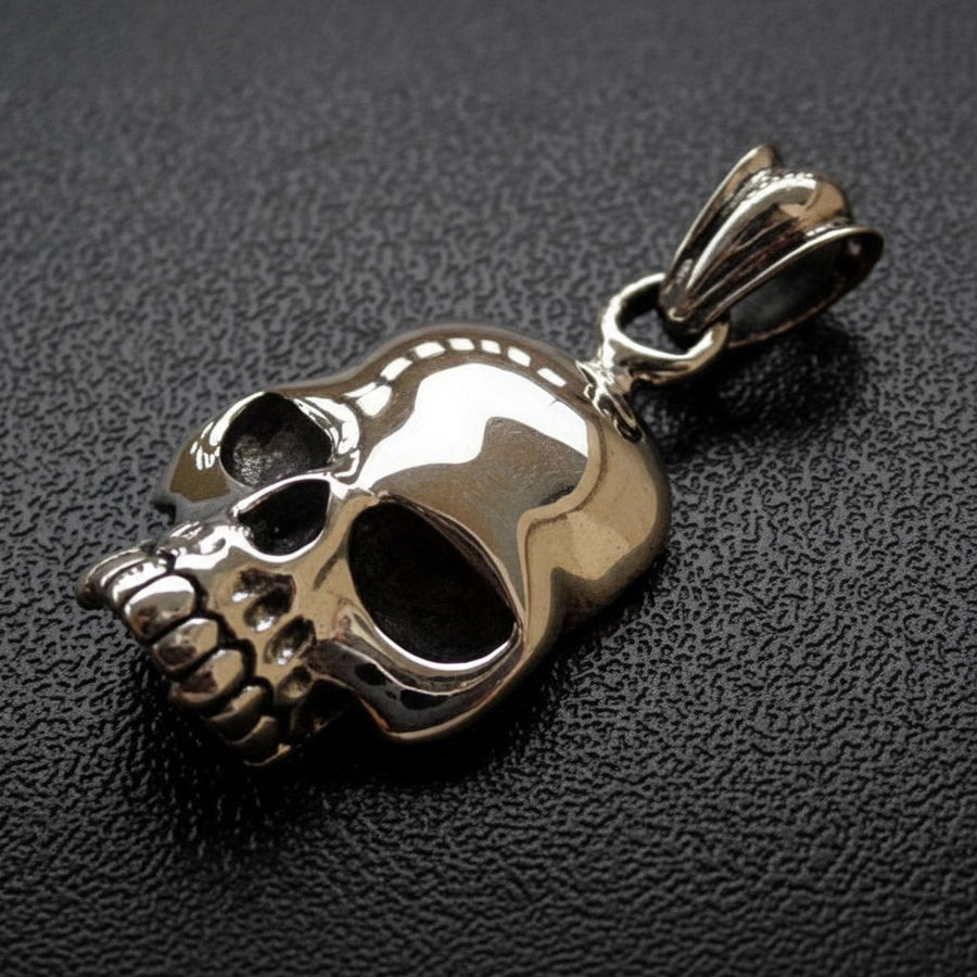 Et skråt syn på den klassiske biker skull vedhæng i poleret sterlingsølv.
