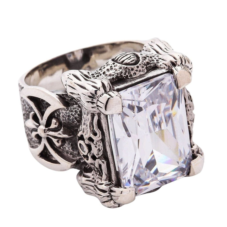 Anello in argento sterling a forma di artiglio di drago grande che tiene una massiccia pietra rettangolare bianca e trasparente su uno sfondo bianco.