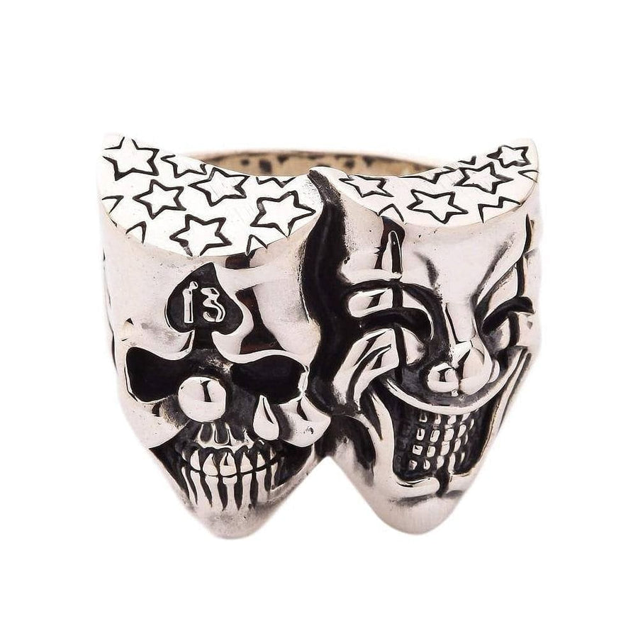 Um anel de estilo motociclista com as máscaras de comédia e tragédia, feito à mão em prata de peso pesado.