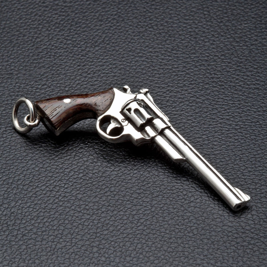 Tömör sterling ezüst cowboy revolver medál, valódi sötét fa markolattal és részletgazdag kidolgozással.