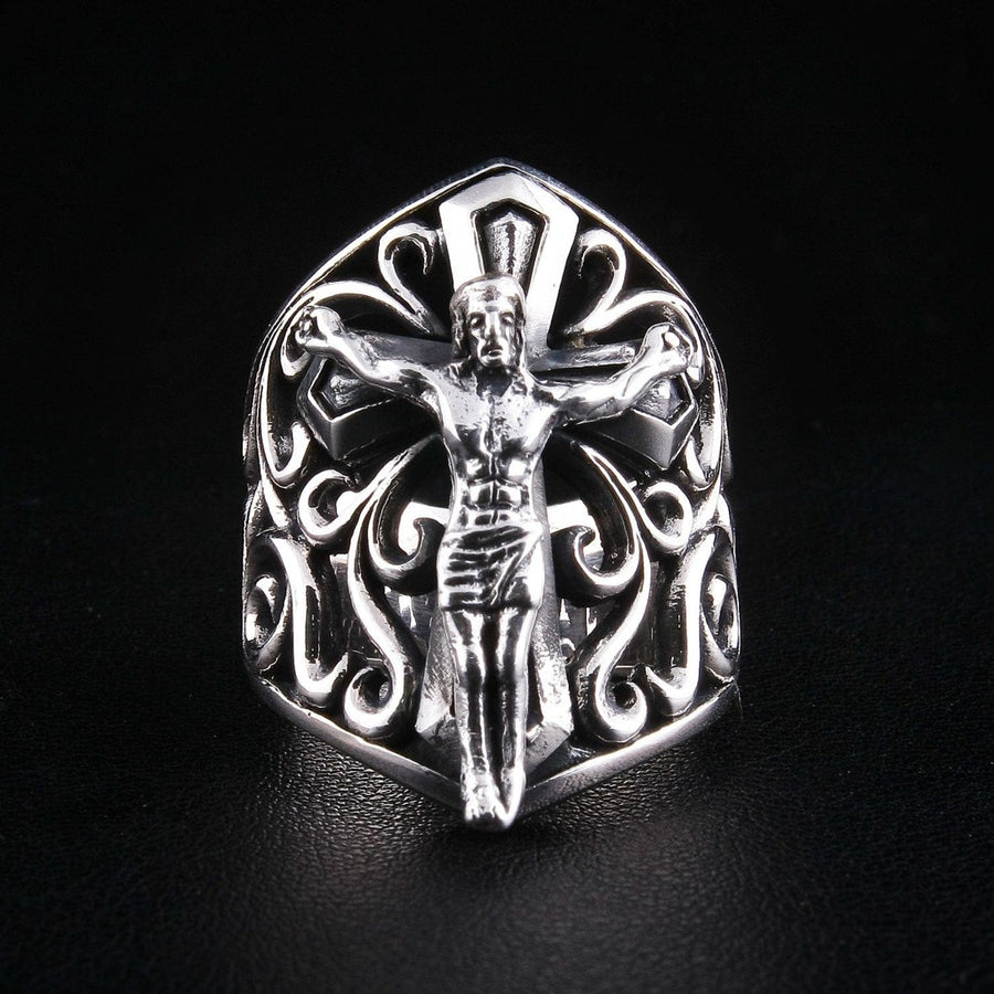 Vooraanzicht van 925 sterling zilveren crucifix schildring met filigraan krulwerk