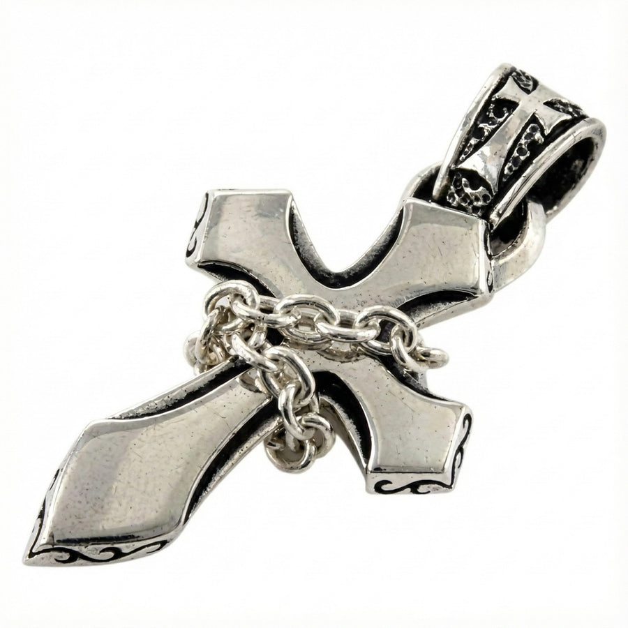 Detailopname van de miniatuurketting van zilver die om de gotische kruishanger is gewikkeld.