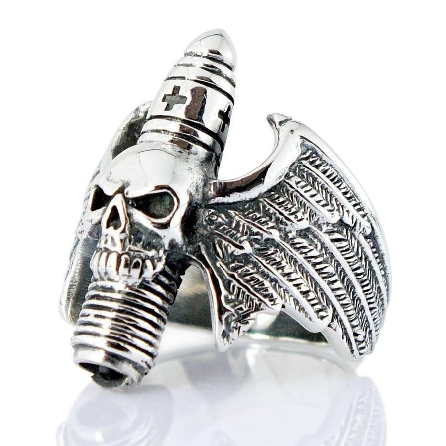 Frontale weergave van de Devil Skull sterling zilveren gothic wings ring met gedetailleerde schedel en getextureerd vleugel-banddesign.