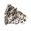 Zijaanzicht van een handgemaakte sterling zilveren drakenring met ingewikkelde filigree krullen en blauwe edelsteen