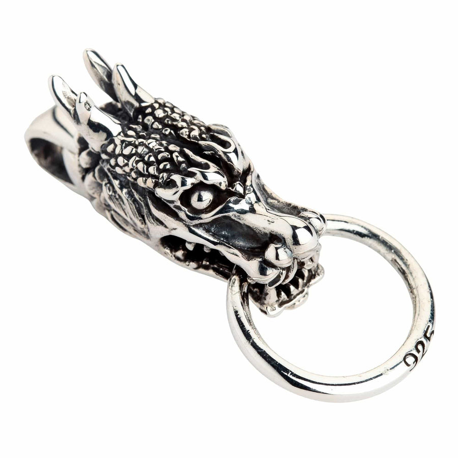 Vue de face du lourd pendentif en argent sterling représentant un dragon gardien de l'Est avec des écailles détaillées.