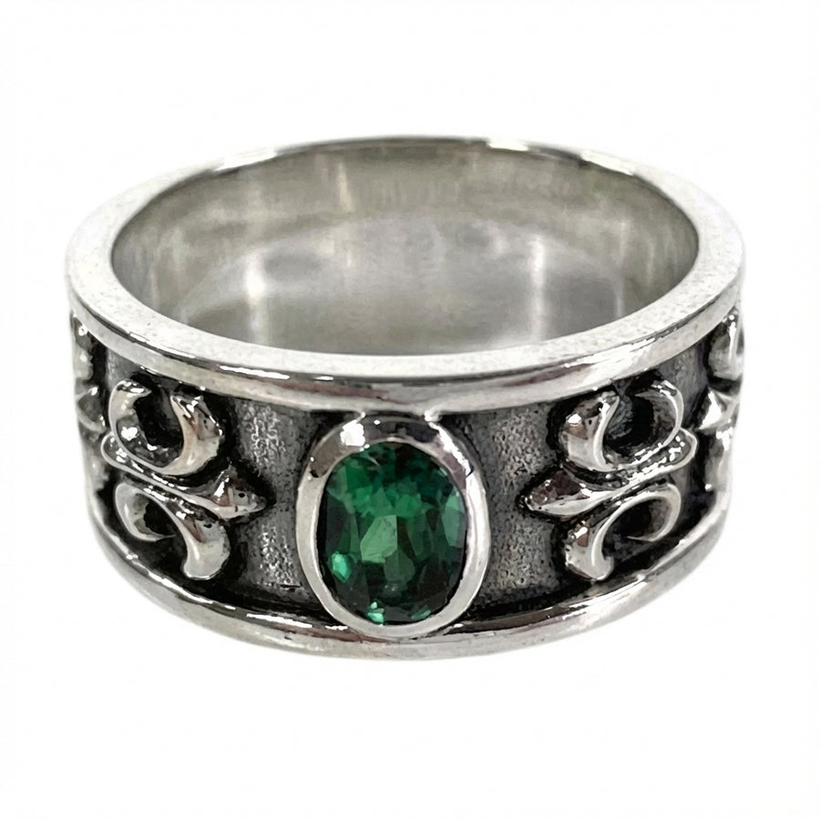 Front detailed view of the emerald green stone setting on silver ring