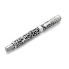 Vista a lunghezza intera della penna in argento sterling .925 con filigrana tribale intagliata a mano continua su corpo e cappuccio