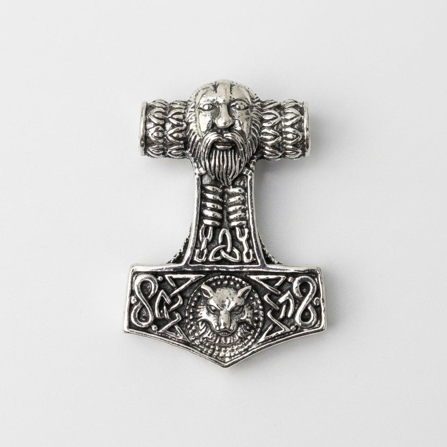 Vue de face du pendentif Mjolnir en argent sterling orné d'un visage barbu sur la partie supérieure, d'un motif tressé sur la hampe et d'une tête de loup Fenrir à la base.