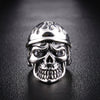 Biker-ring med kranium i flammegraveret hjelm i 925 sterling sølv — forfra med CZ-øjne