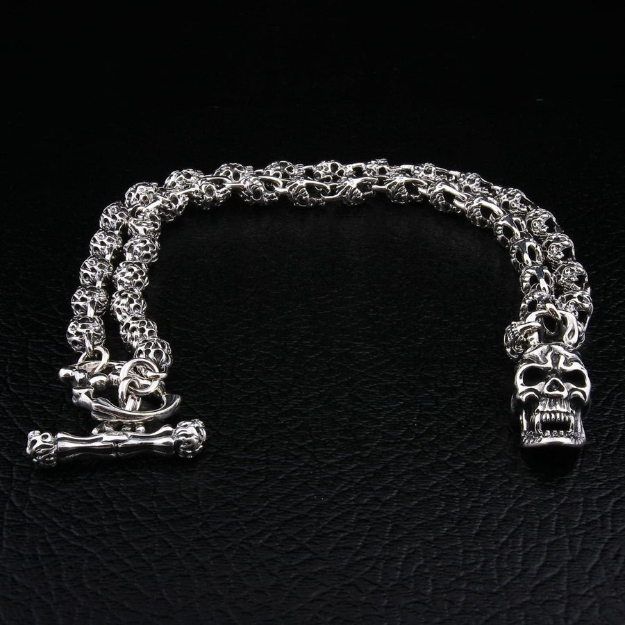 Collier motard en argent sterling 925 avec tête de mort enflammée, maillons en forme de crâne et fermoir en T sur fond en cuir noir