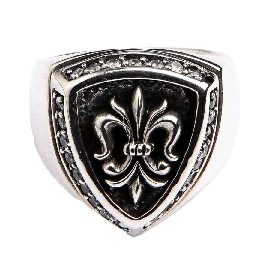 Front av Fleur de Lis-ring i sølv med klare CZ-steiner på et skjolddesign.