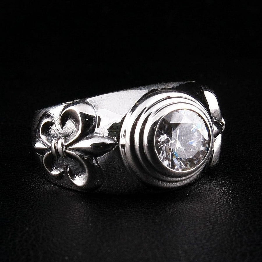 Zijaanzicht van een .925 sterling zilveren ring met Fleur-de-lis motief en een rond geslepen heldere topaas.