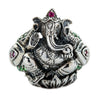 Vista frontal del anillo de piedra preciosa Ganesha en plata esterlina 925, engastado con cristales CZ rojos y verdes.
