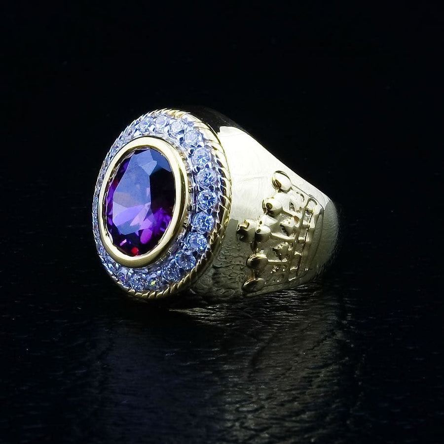 Un anello vescovile a corona in oro con ametista da uomo, che mostra il dettaglio elaborato della corona sulla fascia e la brillante aureola.