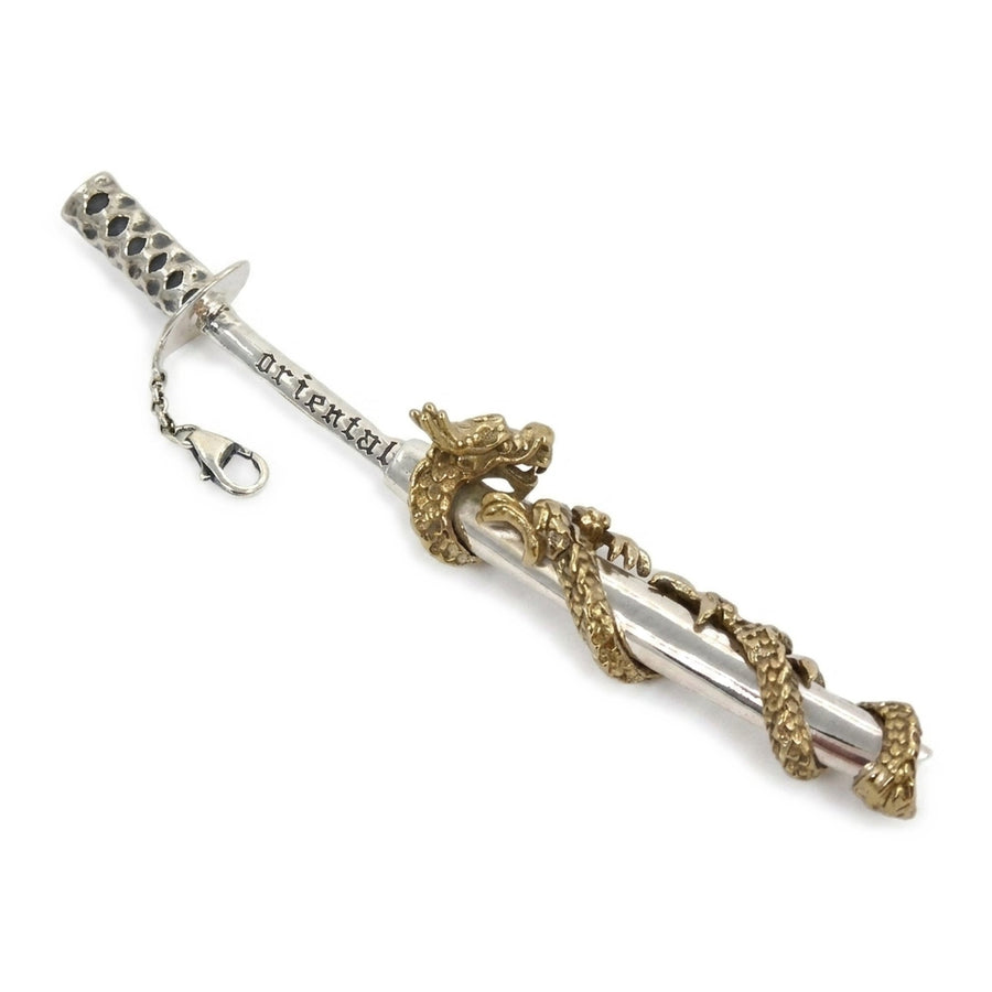 Dragon or enroulé sur fourreau katana argent sterling, tsuka martelée, fermoir mousqueton, vue 3/4.