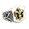Bague chevalière en argent sterling avec fleur de lis dorée, ornée de volutes et d'un centre plaqué or sur une base en argent poli.
