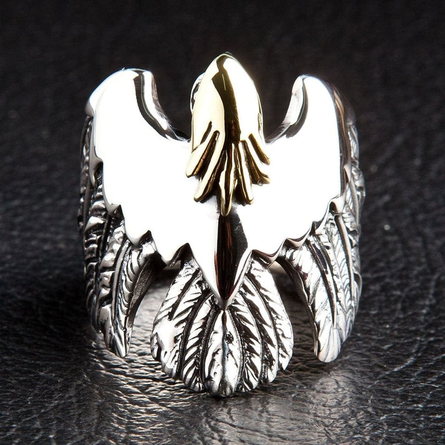 Vista frontal de un anillo de águila hecho a mano en plata 925 con plumas detalladas.