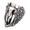 Bague ailes d'ange gothique en argent sterling montrant un détail de gravure de plumes vue de côté
