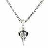 Een sterrensilver gothisische kroonkraakneks, met het gedetailleerde en realistische oorhangerje dat op een zilveren ketting wordt getoond.