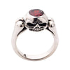 Ein Paradebeispiel für hochwertigen Gothic-Schmuck: ein massiver Silberring mit Totenköpfen, Knochen und einem tiefroten Granat.