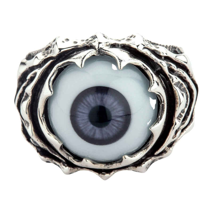 En massiv ring i sterling silver med gotiskt monsteröga, stort lila ögonglob och en taggig, kloliknande infattning.