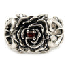 Anello a rosa intagliato in argento sterling brunito con granato rosso come pietra centrale e fascia traforata con motivo di spine e cuori.