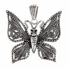 Vedere frontală a pandantivului cu fluture din craniu gotic din argint sterling, care arată aripile intricate din filigran.