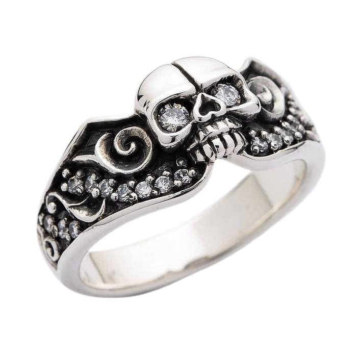 Un hermoso anillo de compromiso de cráneo gótico en plata esterlina, con ojos de piedra CZ claros y una nariz única en forma de corazón.