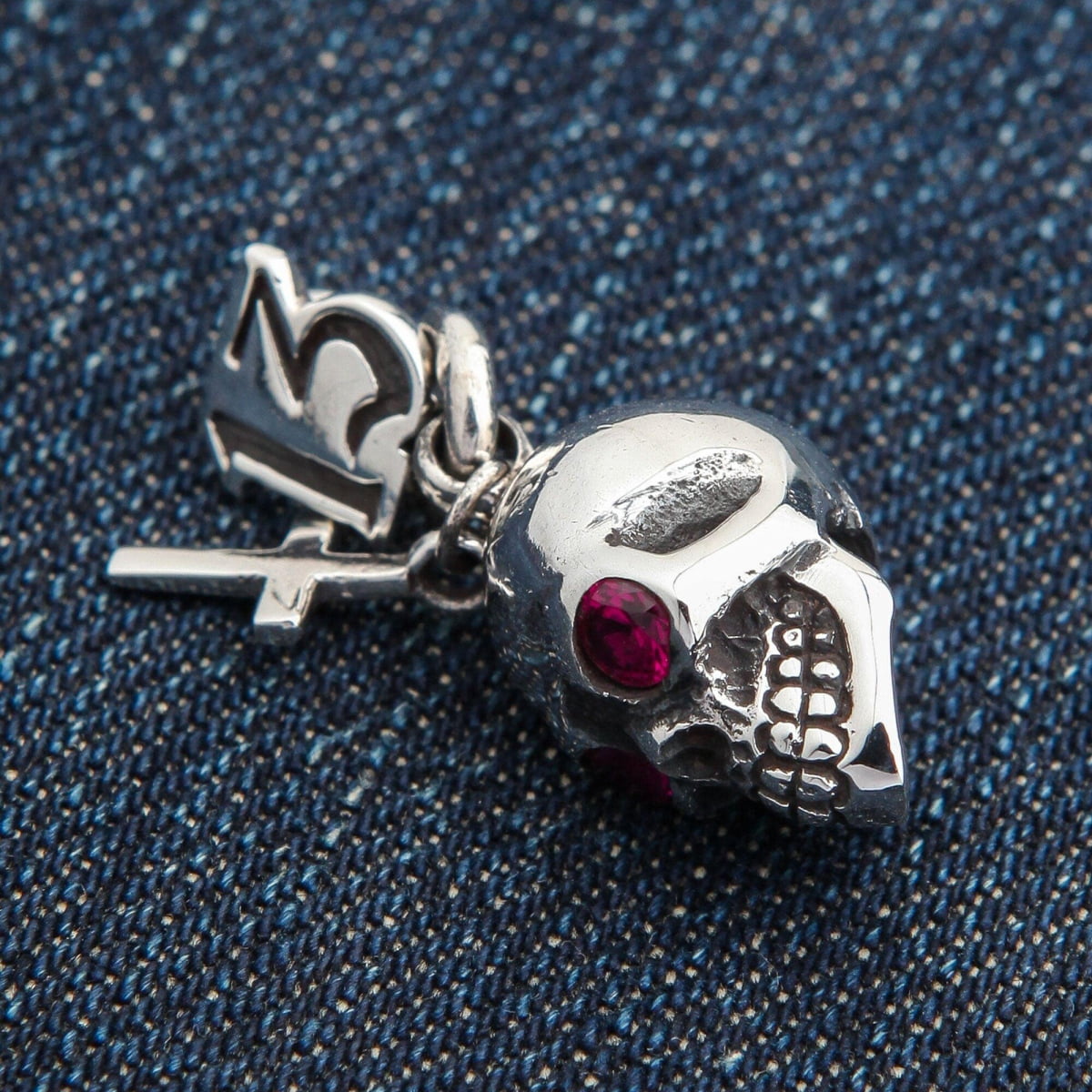 Ciondolo a forma di teschio con croce in argento sterling Ciondolo a forma di teschio con croce in argento sterling