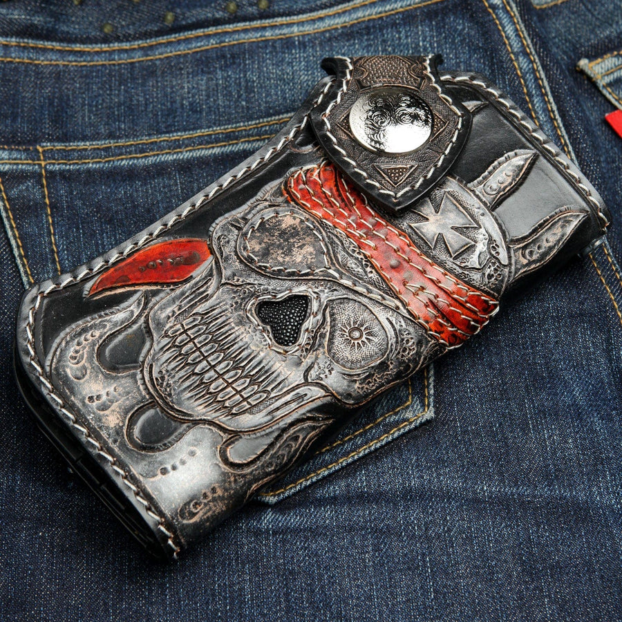 Portefeuille en cuir de première qualité, sculpté à la main, avec une tête de mort de pirate, un bandana rouge détaillé, des flammes et un concho argenté.