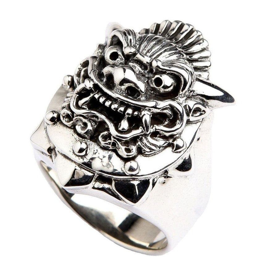 Anillo de máscara Hannya en plata de ley oxidada con colmillos afilados, ojos vacíos y ornamentados detalles de cuernos en banda ancha