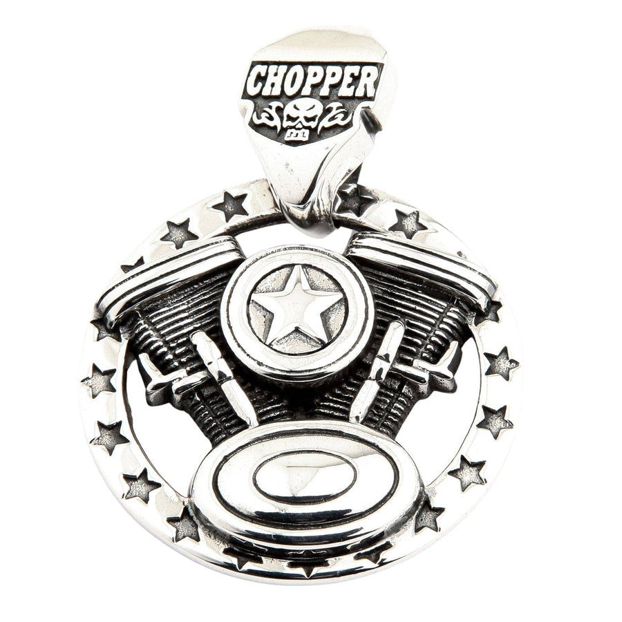 Vorderansicht eines silbernen V-Twin-Motor-Anhängers mit sternumrandetem Rahmen und einer Öse mit der Aufschrift CHOPPER über einem Totenkopf.