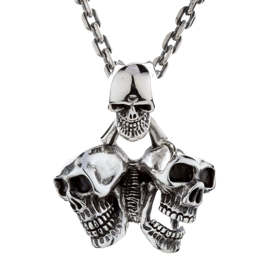 Le lourd pendentif triple tête de mort est présenté sur une chaîne en argent sterling pour le représenter comme un collier complet.