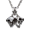 El colgante de triple cráneo pesado mostrado en una cadena de plata esterlina para representarlo como un collar completo.