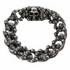 Vue de face du lourd bracelet cubain en argent sterling à plusieurs têtes de mort, avec un fermoir en forme de grosse tête de mort.
