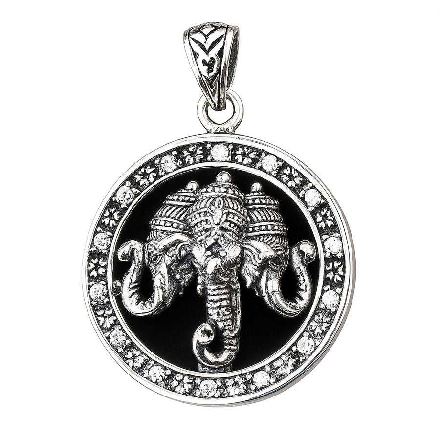 Studiobild av det hinduiska hängsmycket med Ganesha-elefanten (Airavata) mot vit bakgrund.